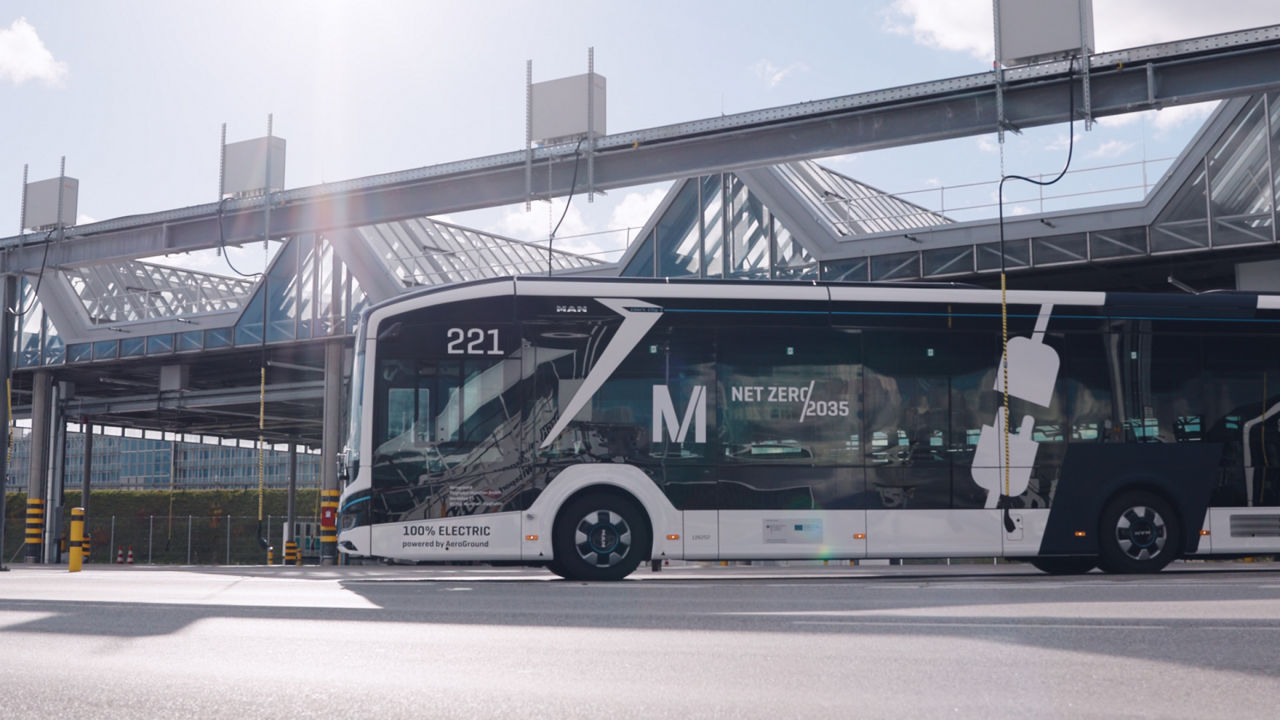eBus wartend am Flughafen
